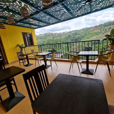 Cactus Creek Hotel Aburi エクステリア 写真