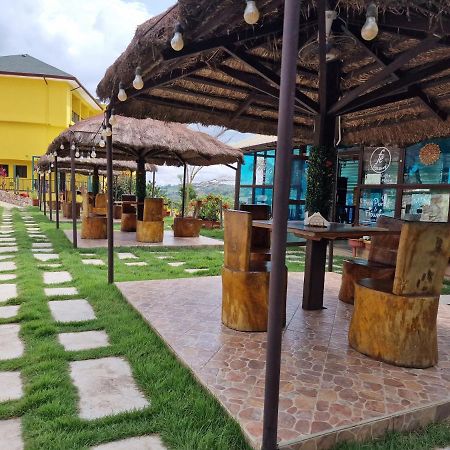 Cactus Creek Hotel Aburi エクステリア 写真