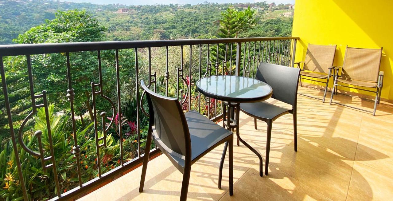 Cactus Creek Hotel Aburi エクステリア 写真