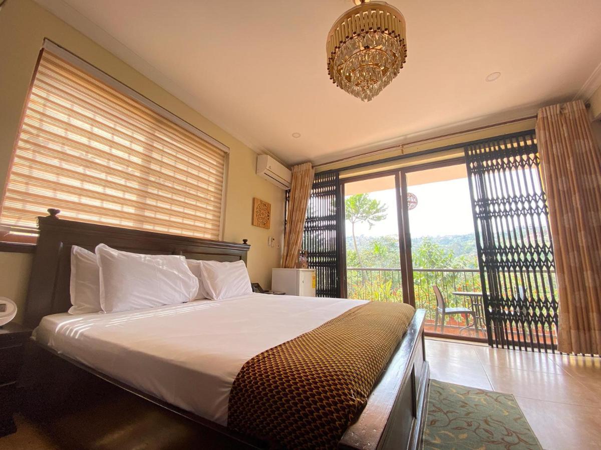 Cactus Creek Hotel Aburi エクステリア 写真