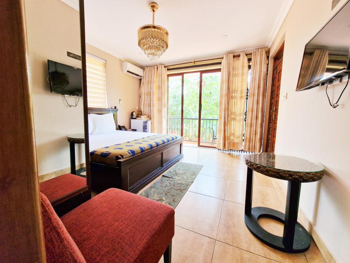 Cactus Creek Hotel Aburi エクステリア 写真