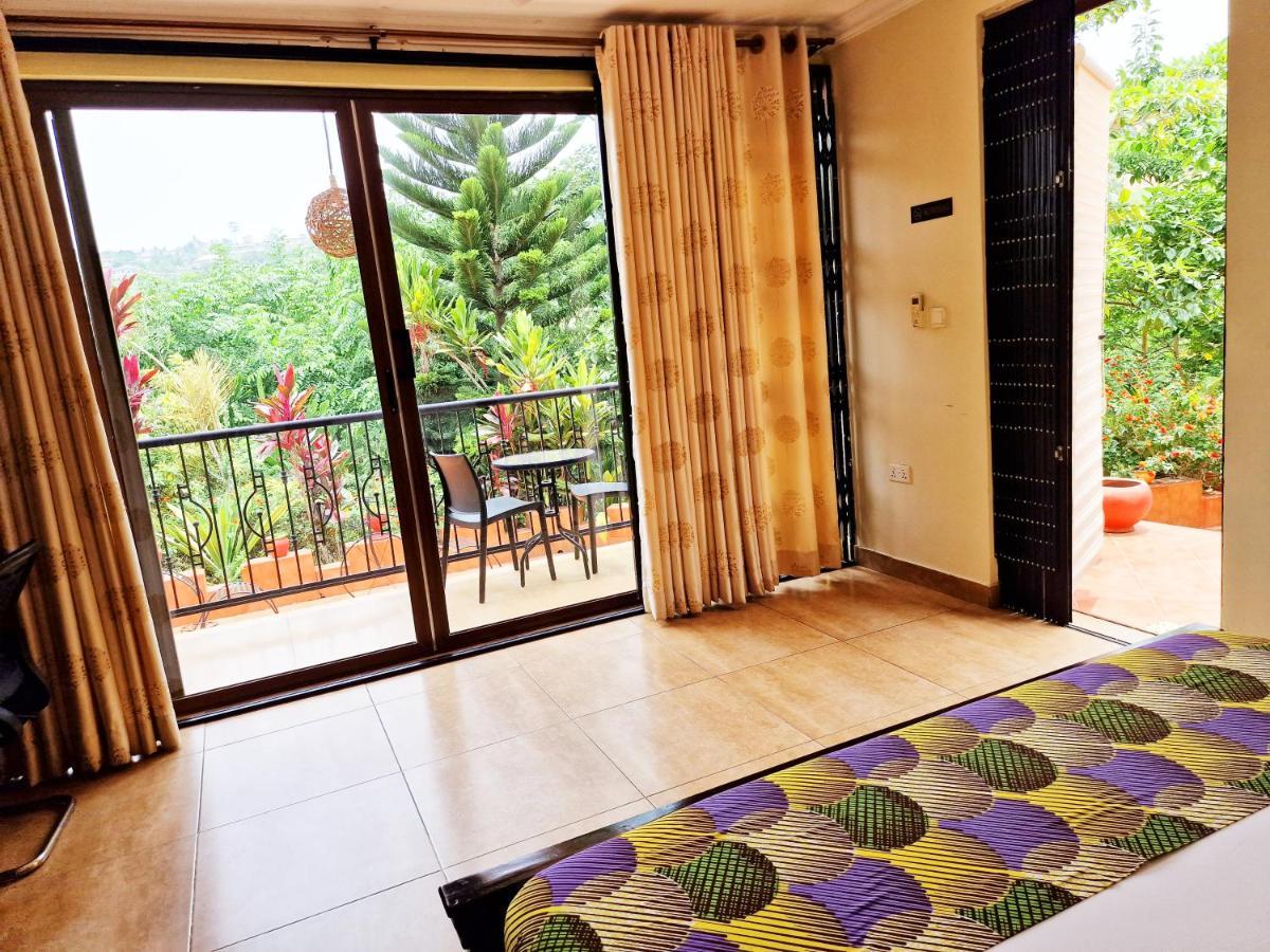 Cactus Creek Hotel Aburi エクステリア 写真