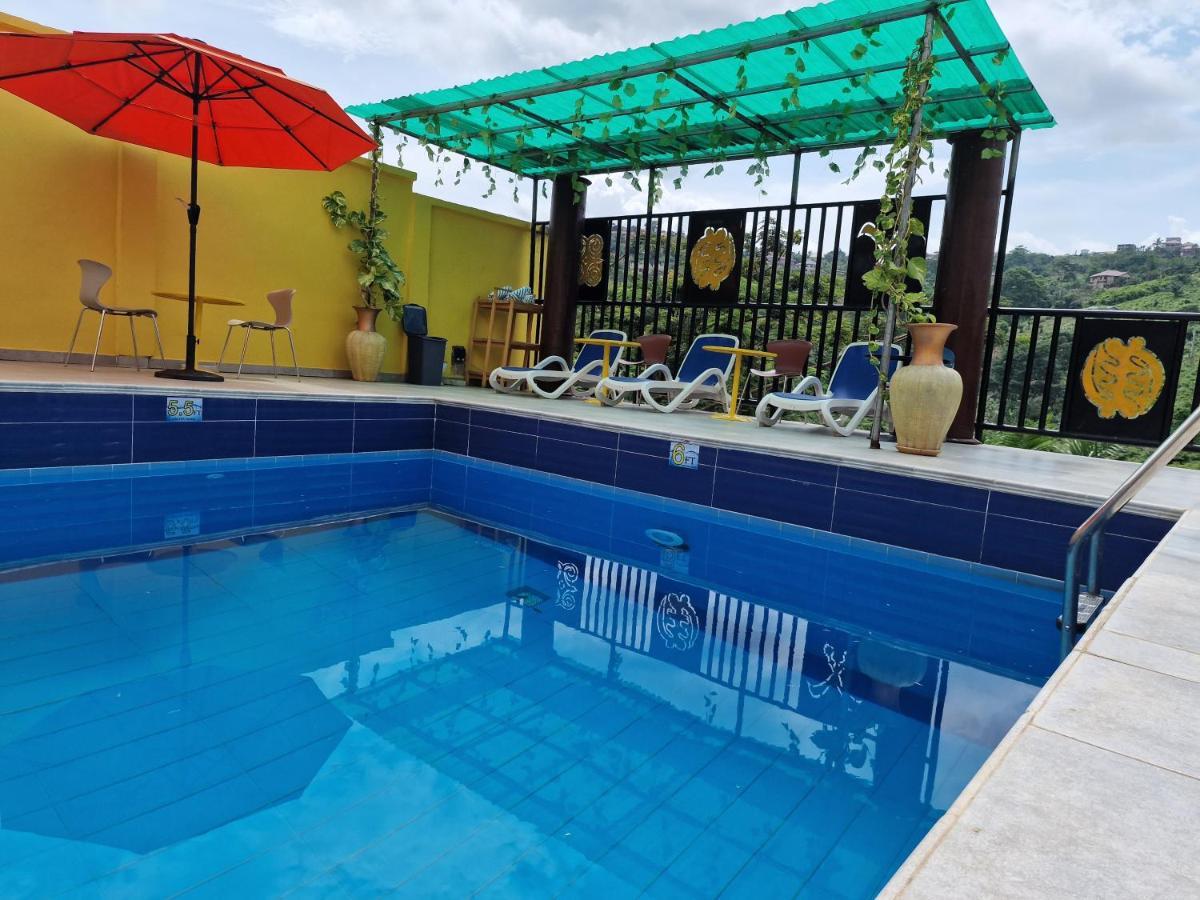 Cactus Creek Hotel Aburi エクステリア 写真