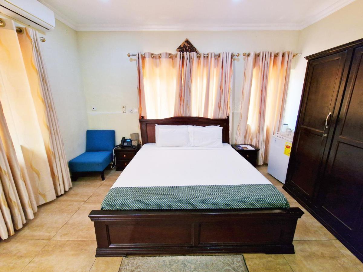 Cactus Creek Hotel Aburi エクステリア 写真
